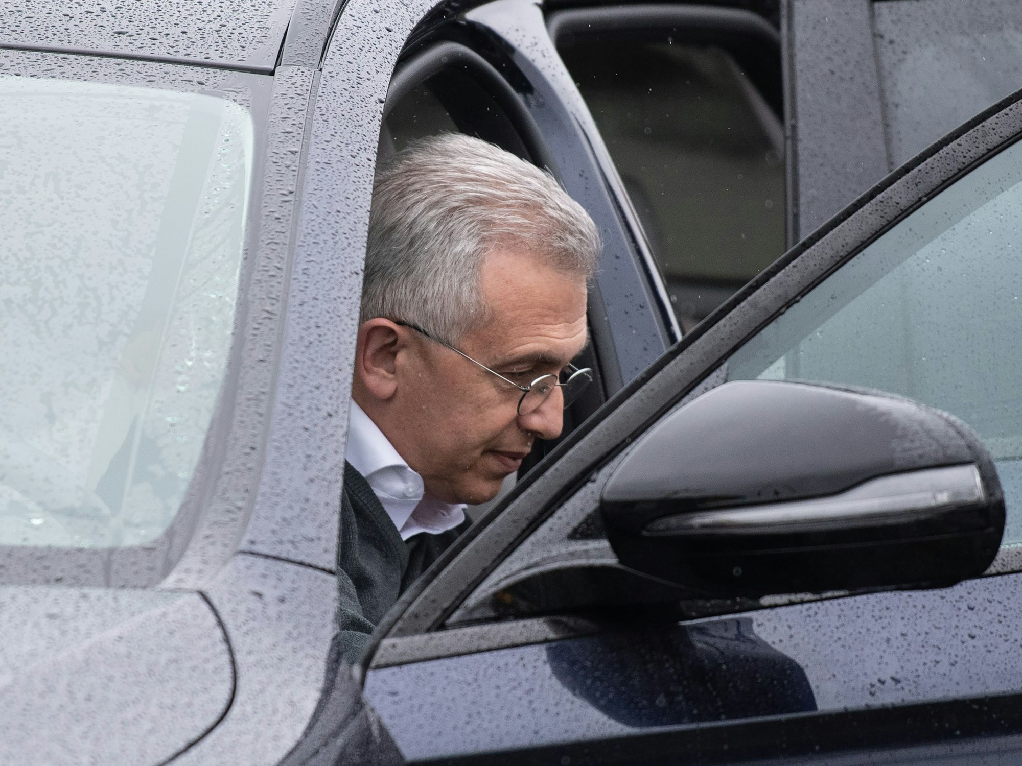 Nach einem Unfall ermittelt die Polizei gegen Frankfurts Oberbürgermeister Peter Feldmann. Unser Foto zeigt Feldmann im April 2022 in Frankfurt am Main.