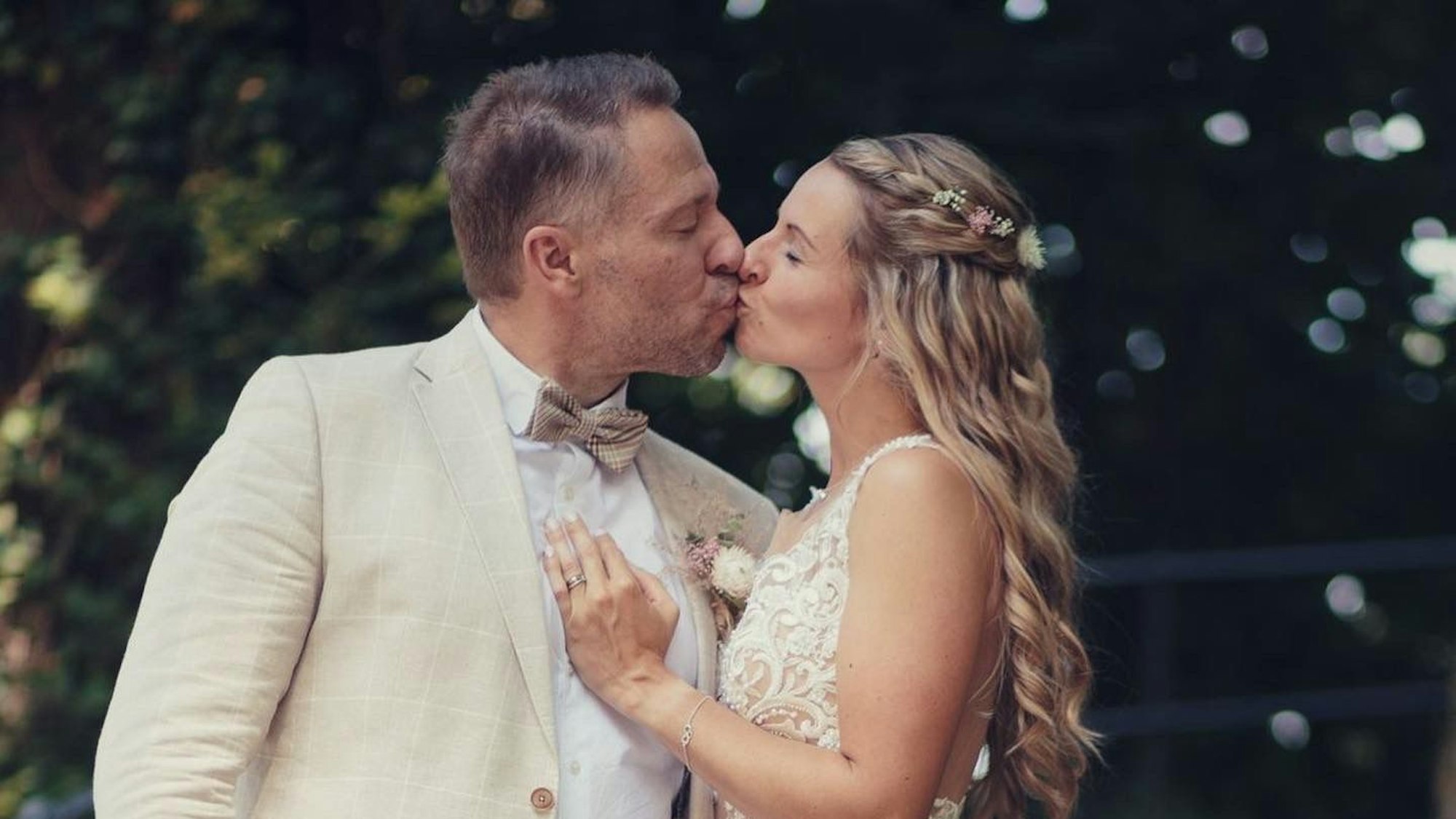 Höhner-Sänger Patrick Lück küsst seine Frau Michelle