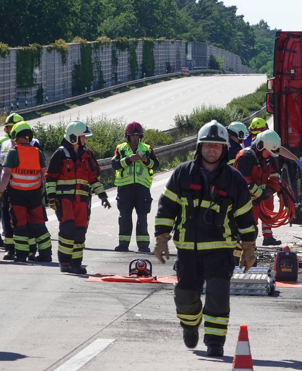 Dieses Symbolfoto stammt von einem Unfall auf der A2 in Sachsen-Anhalt, bei dem ebenfalls ein Lkw auf ein Stauende aufgefahren war. Es wurde am 12. Juli 2022 aufgenommen.