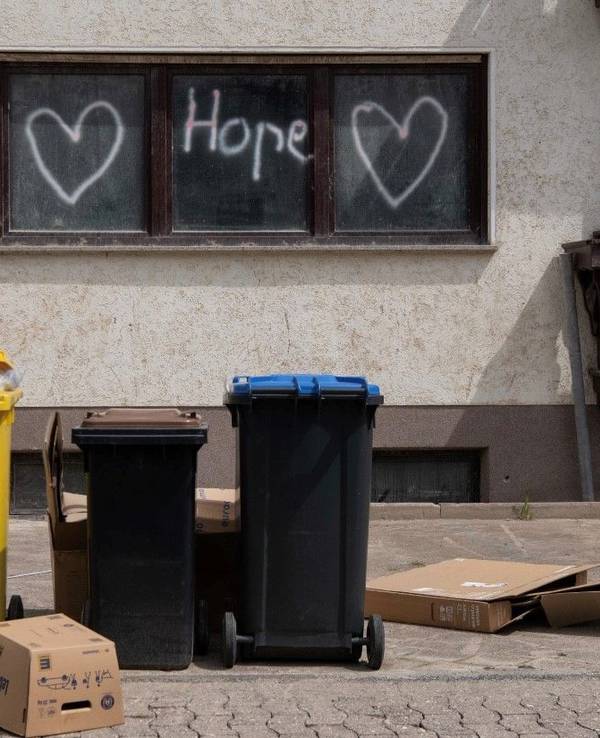 Das Wort „Hope“ hat jemand auf die Scheibe eines bei der Flut beschädigten Hauses in Altenahr-Altenstadt gesprüht.