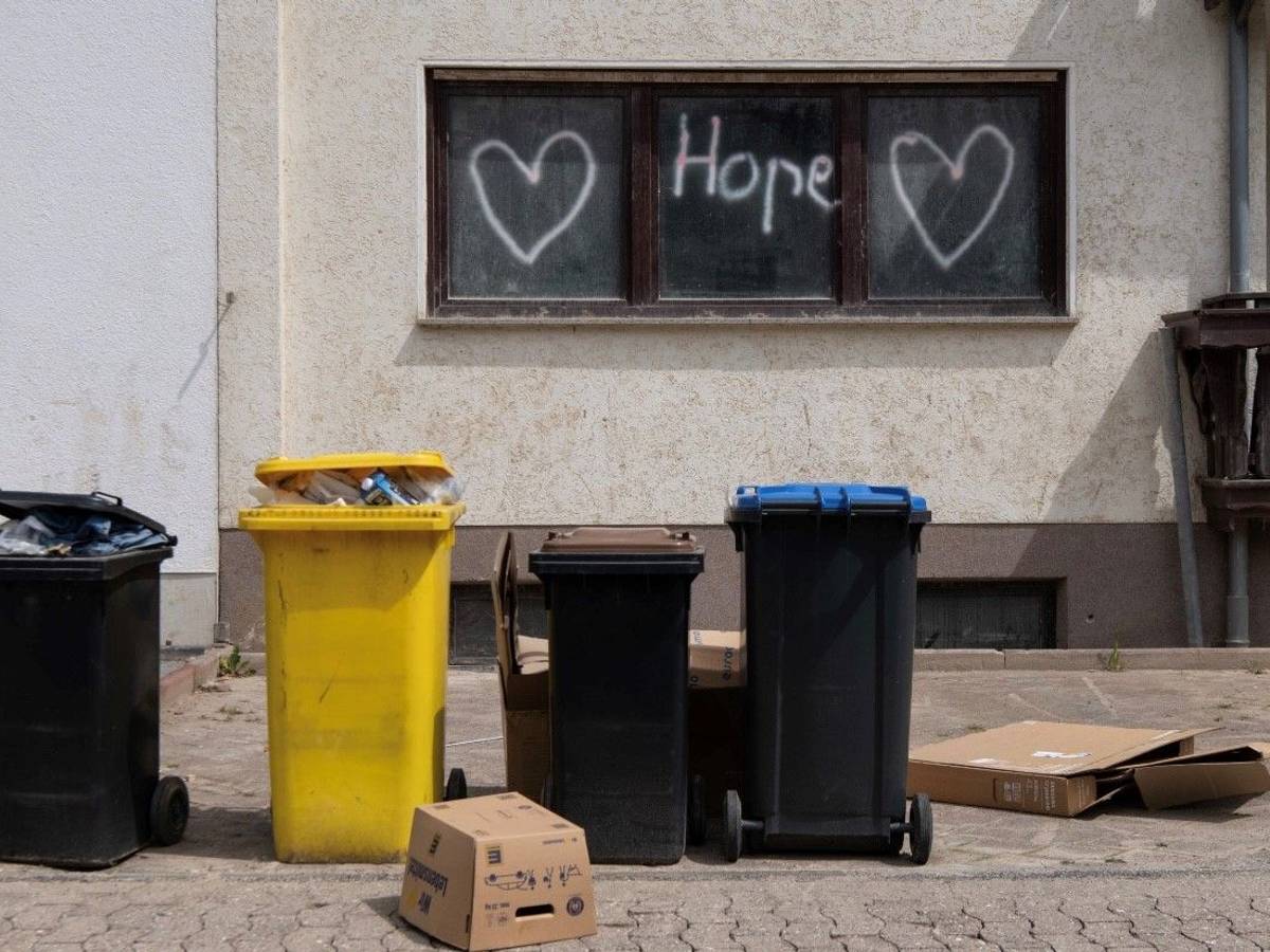 Das Wort „Hope“ hat jemand auf die Scheibe eines bei der Flut beschädigten Hauses in Altenahr-Altenstadt gesprüht.