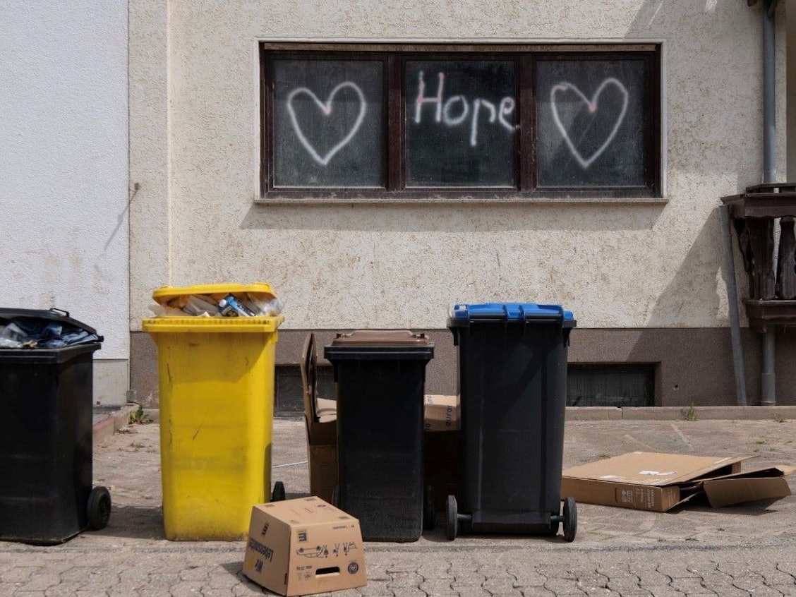 Das Wort „Hope“ hat jemand auf die Scheibe eines bei der Flut beschädigten Hauses in Altenahr-Altenstadt gesprüht.