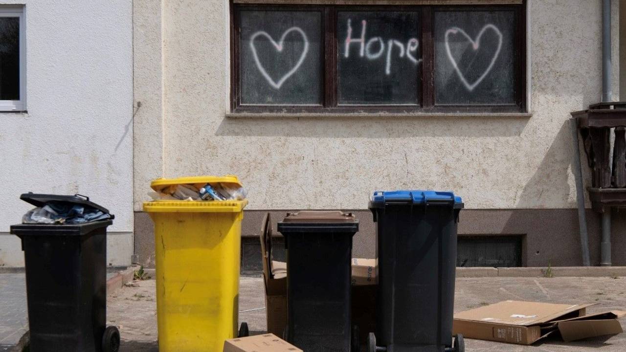 Das Wort „Hope“ hat jemand auf die Scheibe eines bei der Flut beschädigten Hauses in Altenahr-Altenstadt gesprüht.