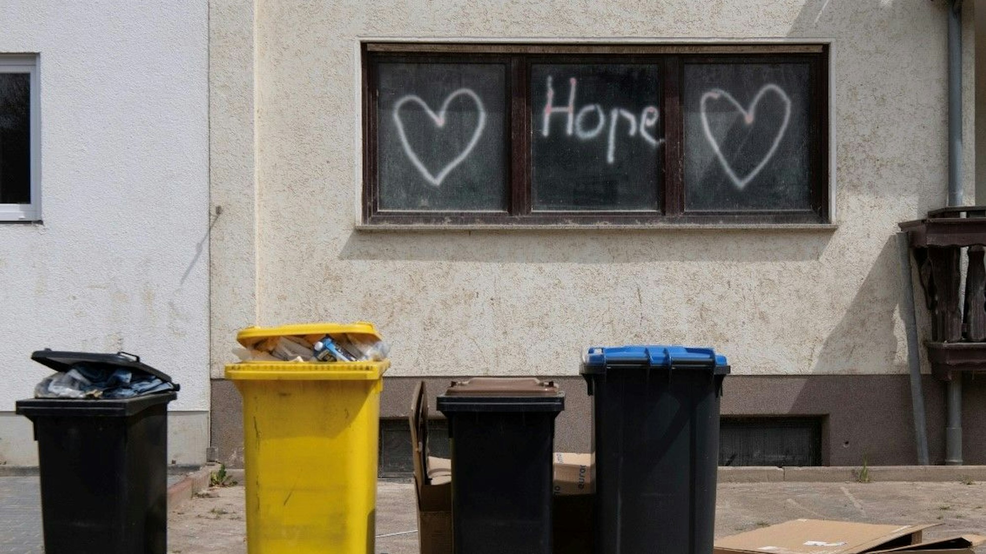 Das Wort „Hope“ hat jemand auf die Scheibe eines bei der Flut beschädigten Hauses in Altenahr-Altenstadt gesprüht.