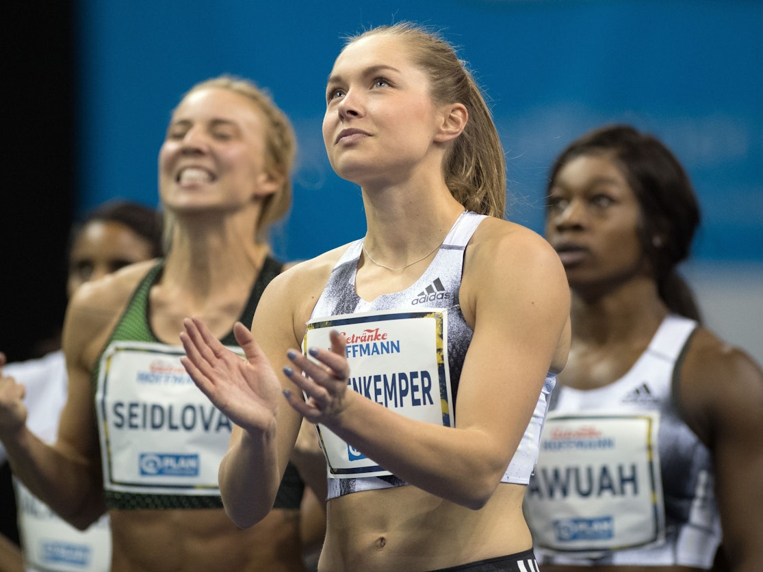 Gina Lückenkemper klatscht in die Hände.