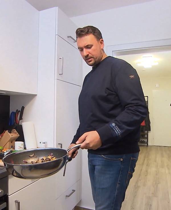 Gastgeber David steht am zweiten Tag von Das perfekte Dinner in Bremen in seiner Küche