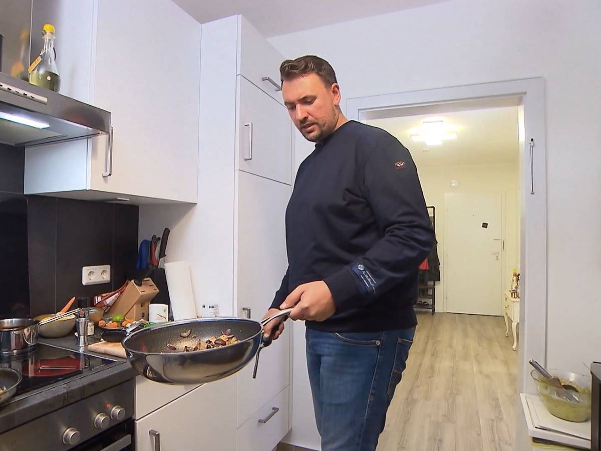 Gastgeber David steht am zweiten Tag von Das perfekte Dinner in Bremen in seiner Küche