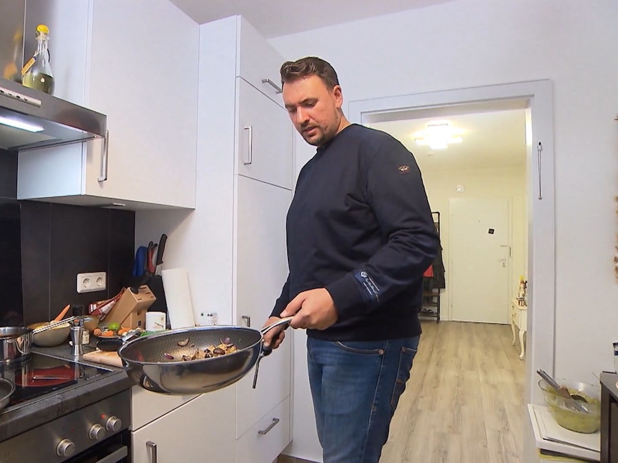 Gastgeber David steht am zweiten Tag von Das perfekte Dinner in Bremen in seiner Küche