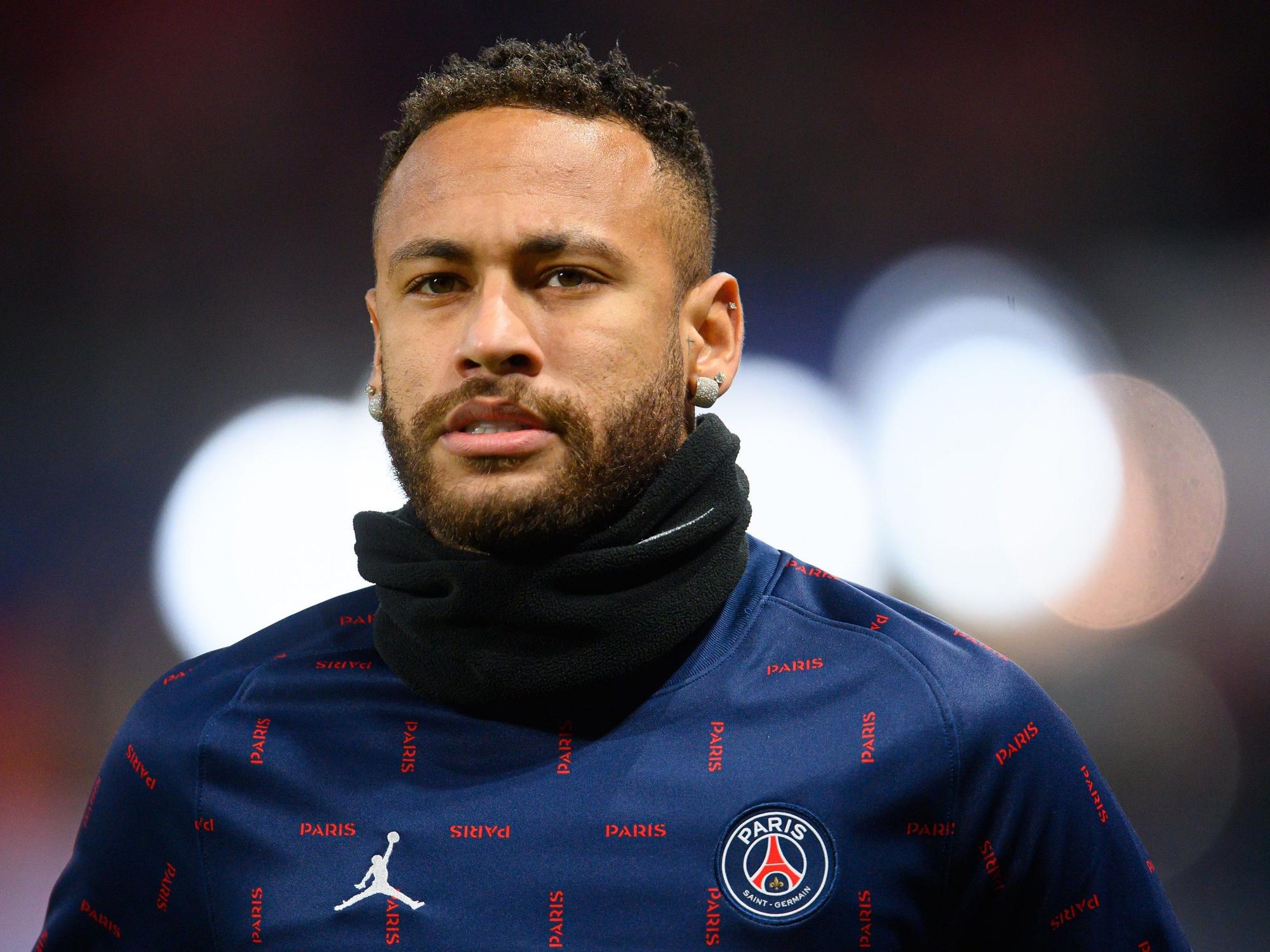 Neymar von Paris kommt zum Aufwärmen auf das Feld.