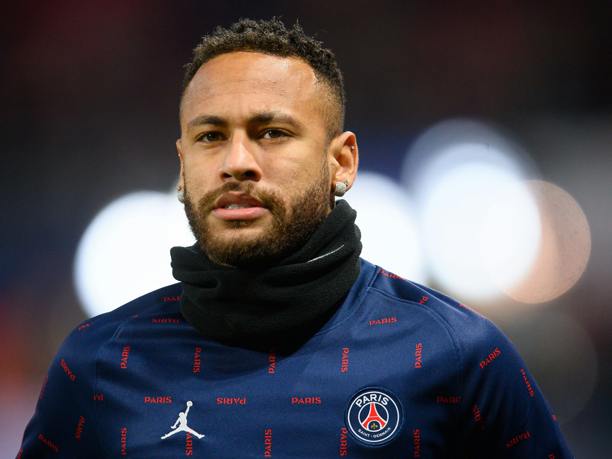 Neymar von Paris kommt zum Aufwärmen auf das Feld.