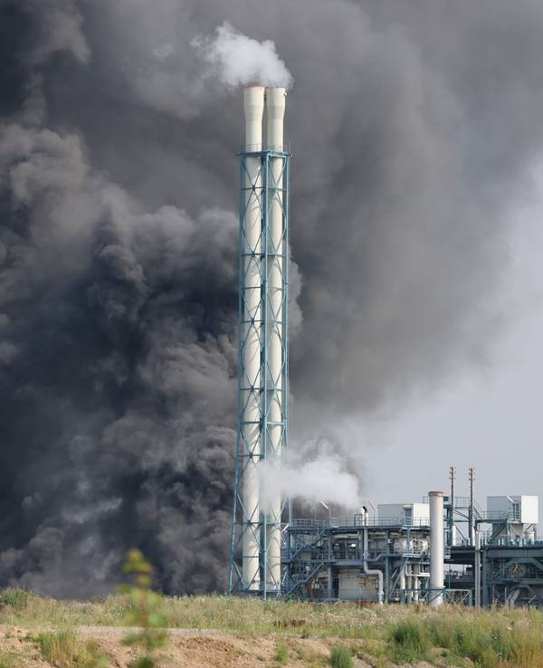 Eine dunkle Rauchwolke steigt über dem Chempark in Leverkusen auf.