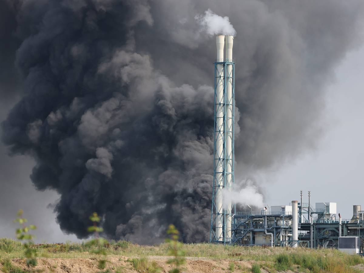 Eine dunkle Rauchwolke steigt über dem Chempark in Leverkusen auf.