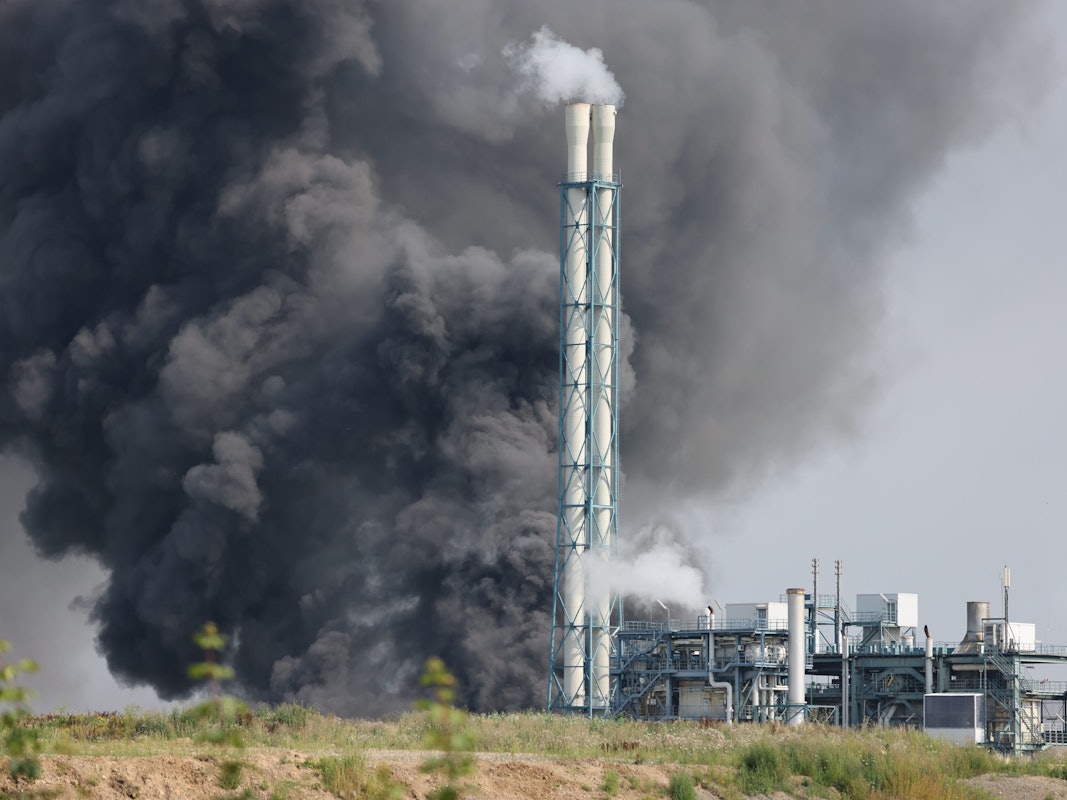 Eine dunkle Rauchwolke steigt über dem Chempark in Leverkusen auf.