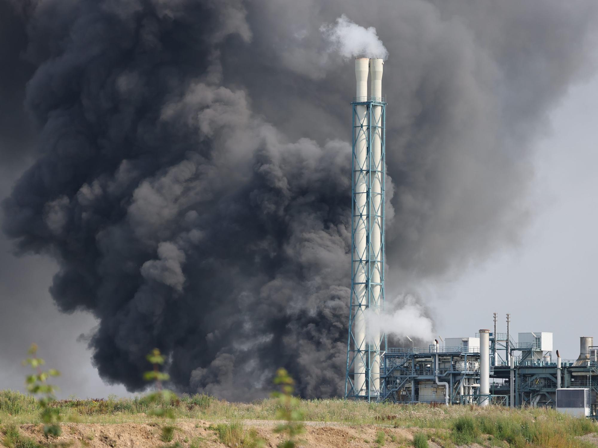 Eine dunkle Rauchwolke steigt über dem Chempark in Leverkusen auf.