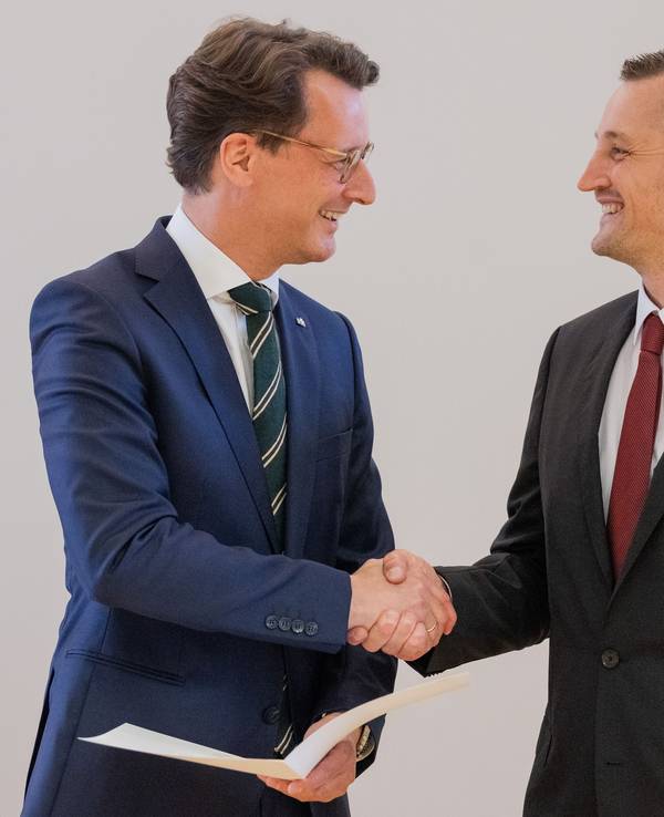 Hendrik Wüst (l, CDU), Ministerpräsident von Nordrhein-Westfalen, überreicht dem Lebensretter Dustin Raatz die Rettungsmedaille des Landes Nordrhein-Westfalen.