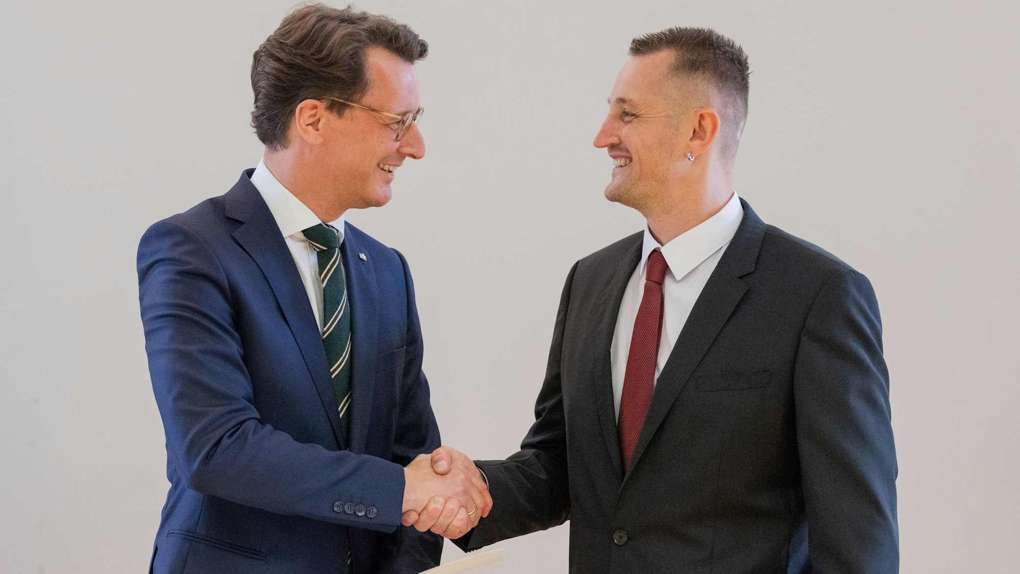 Hendrik Wüst (l, CDU), Ministerpräsident von Nordrhein-Westfalen, überreicht dem Lebensretter Dustin Raatz die Rettungsmedaille des Landes Nordrhein-Westfalen.