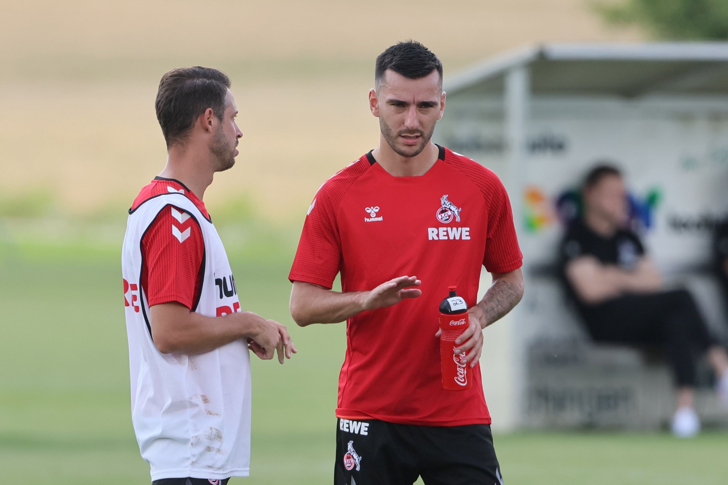 Ex-Hoffenheimer unter sich Sargis Adamyan (r.) und Mark Uth am 5. Juli 2022 im Trainingslager in Donaueschingen