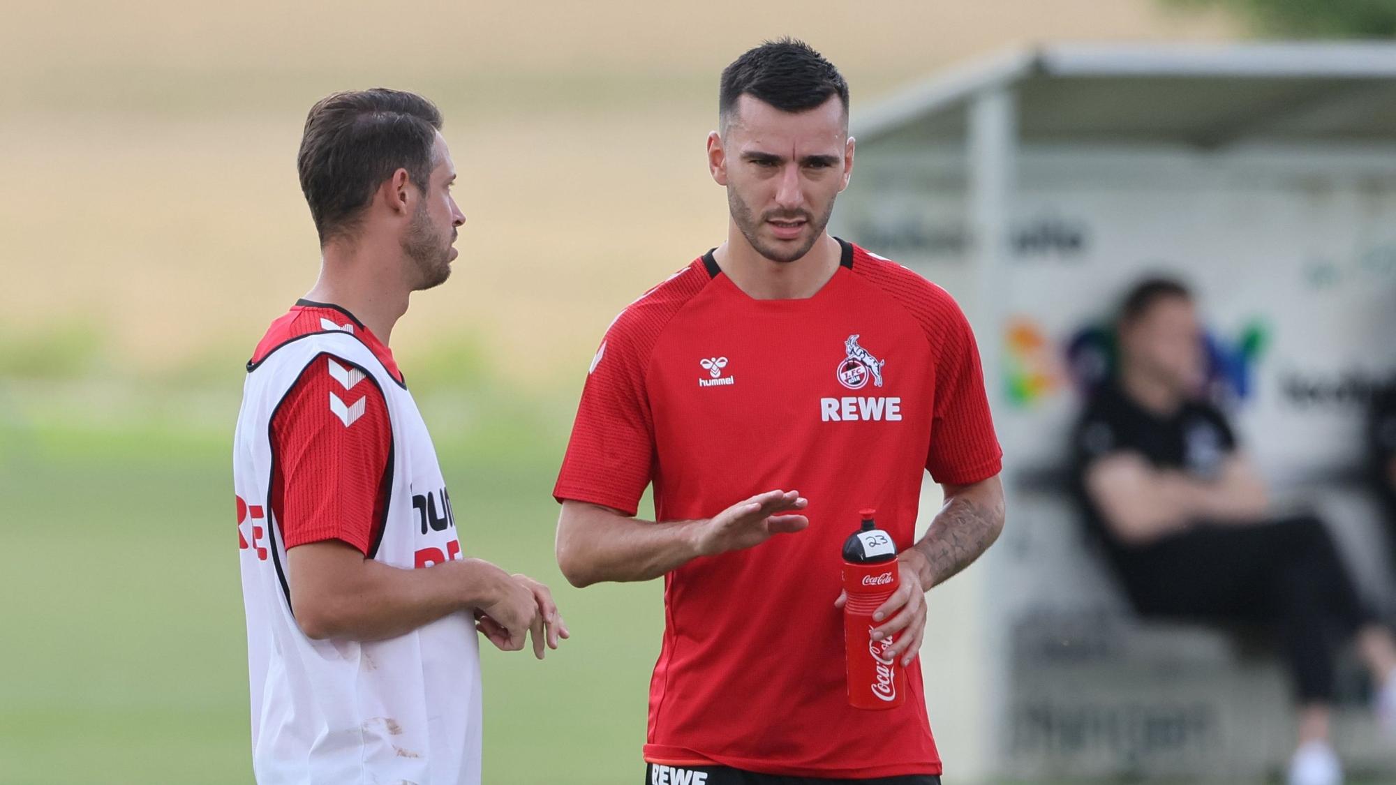 Ex-Hoffenheimer unter sich Sargis Adamyan (r.) und Mark Uth am 5. Juli 2022 im Trainingslager in Donaueschingen
