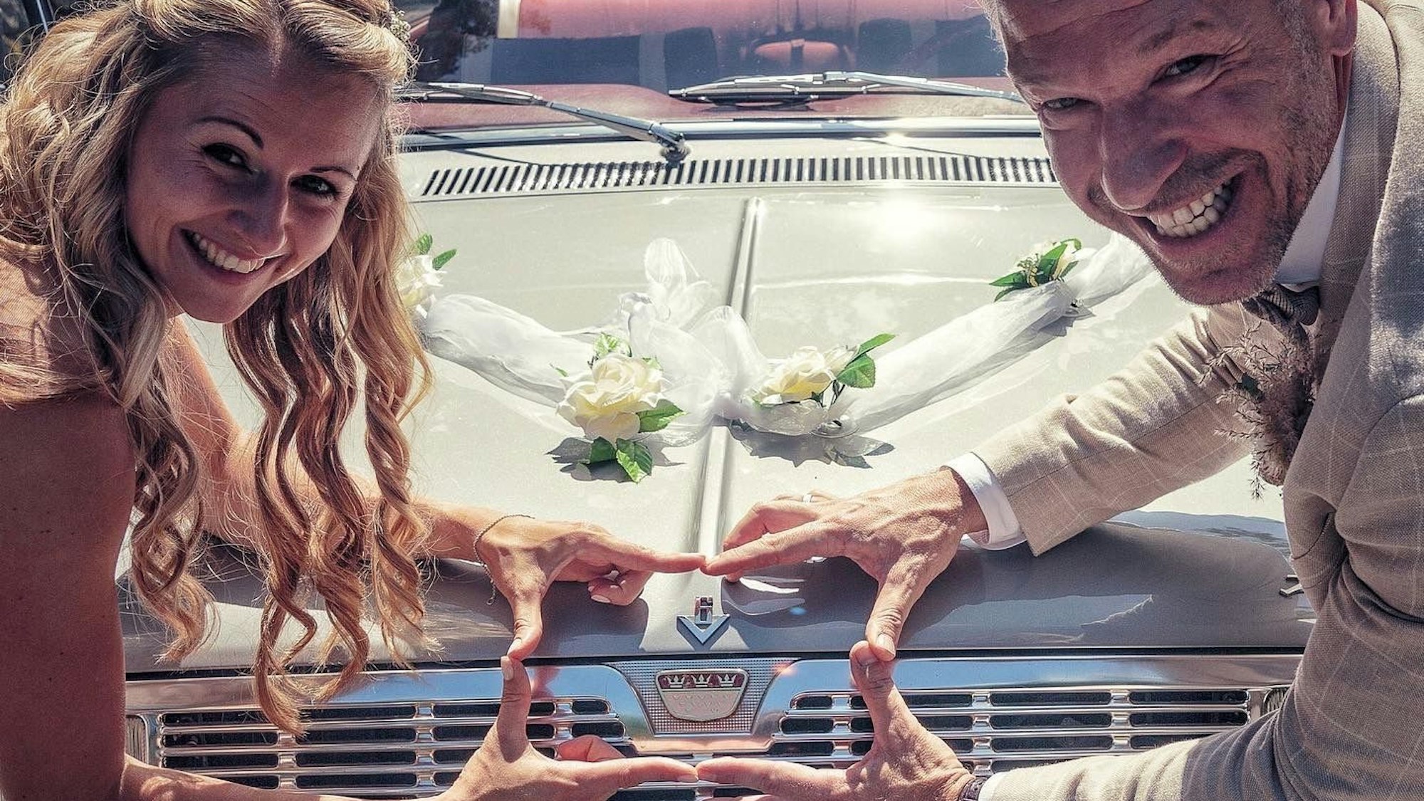 Im Ford Taunus ging es für das Brautpaar in ein romantisches Hotel.