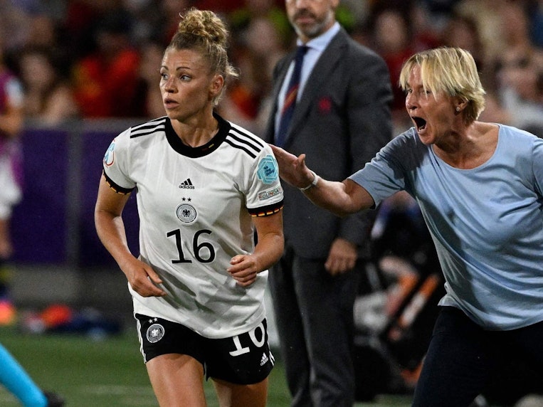 Zweiter Sieg im zweiten EM-Spiel für das Team von Trainerin Martina Voss-Tecklenburg, hier im Gespräch  mit Linda Dallmann.