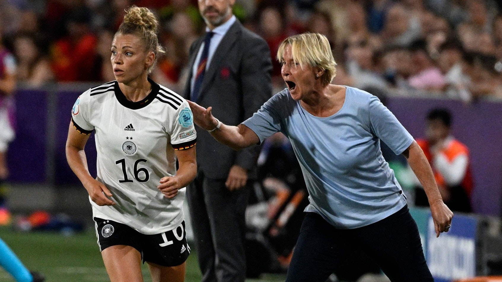 Zweiter Sieg im zweiten EM-Spiel für das Team von Trainerin Martina Voss-Tecklenburg, hier im Gespräch mit Linda Dallmann.