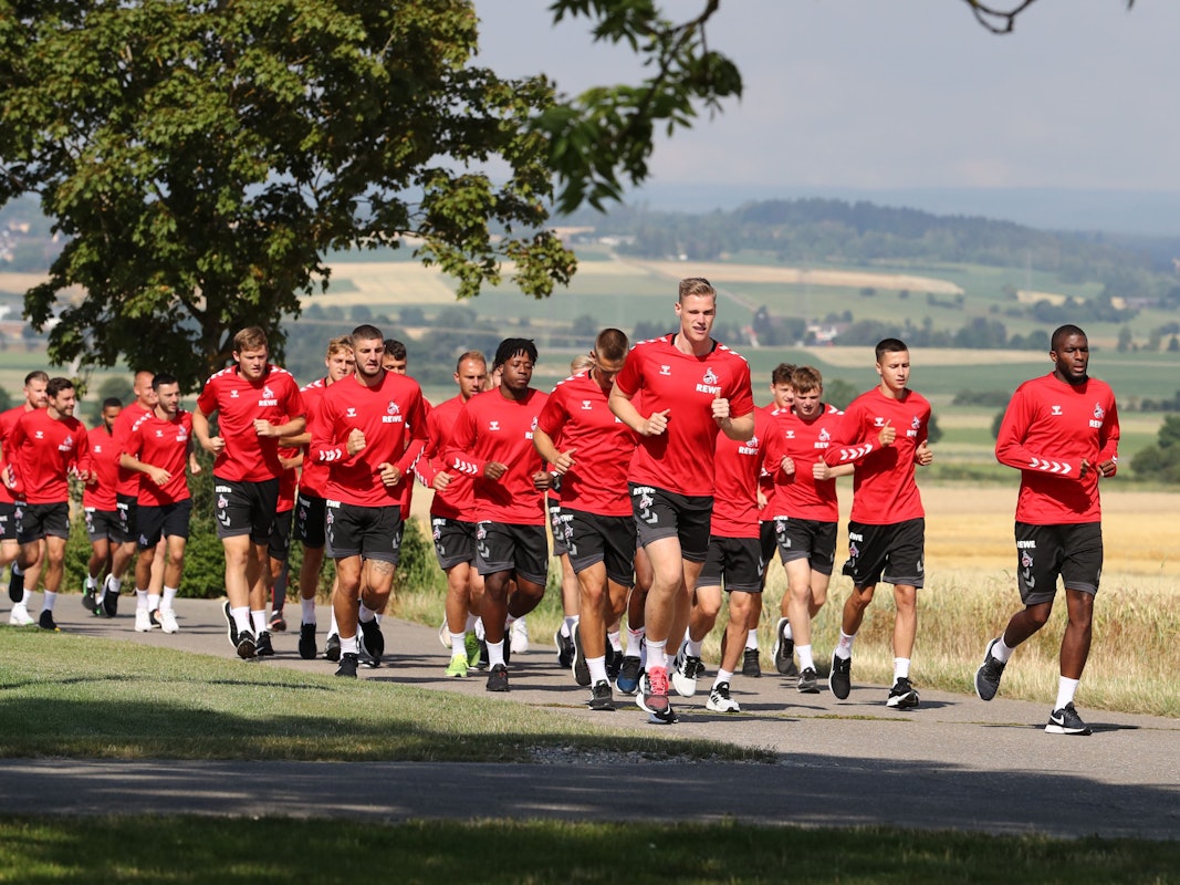 Die Profis des 1. FC Köln laufen beim Training.