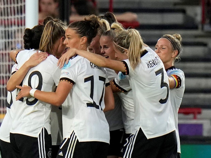 Deutschland bejubelt bei der Frauen-EM 2022 ein Tor von Lea Schüller gegen Dänemark