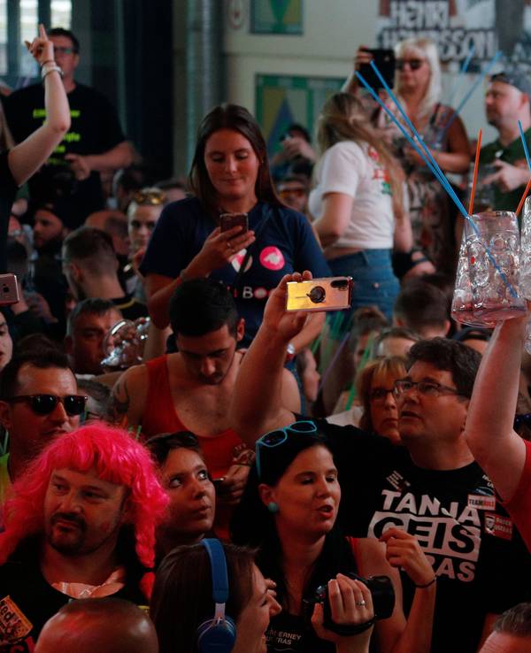 Touristen sehen sich eine Show im Bierkonig in El Arenal auf Mallorca an.