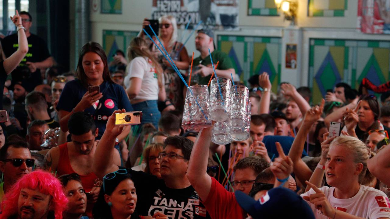 Touristen sehen sich eine Show im Bierkonig in El Arenal auf Mallorca an.