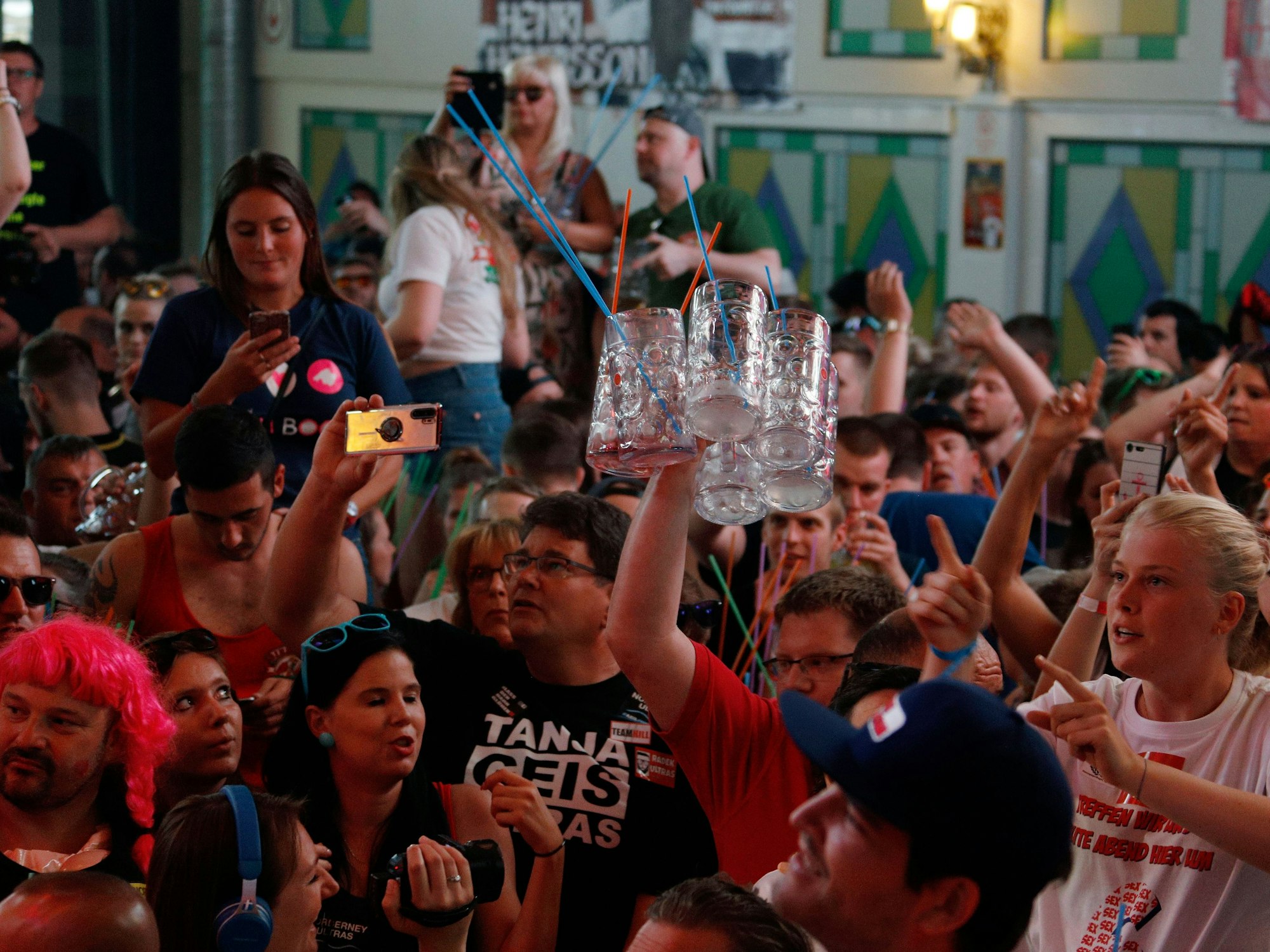 Touristen sehen sich eine Show im Bierkonig in El Arenal auf Mallorca an.