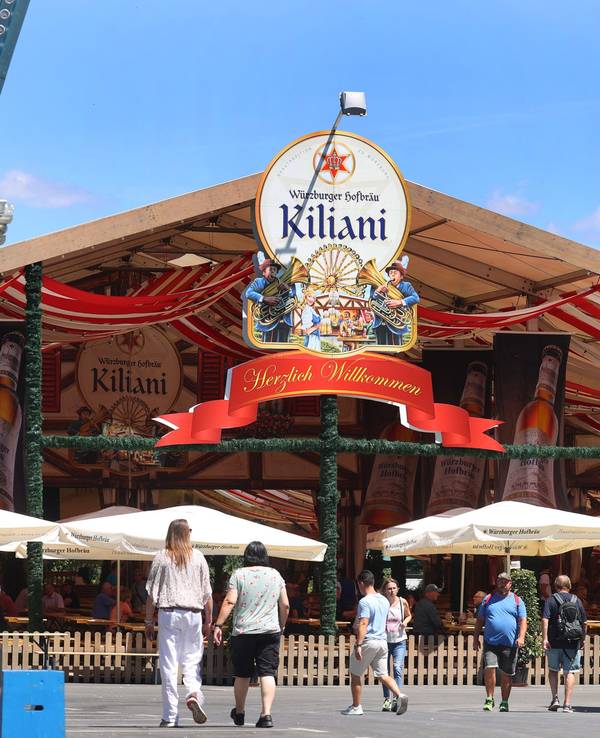 Das an der Vorderseite geöffnete Festzelt des Kiliani-Volksfestes.