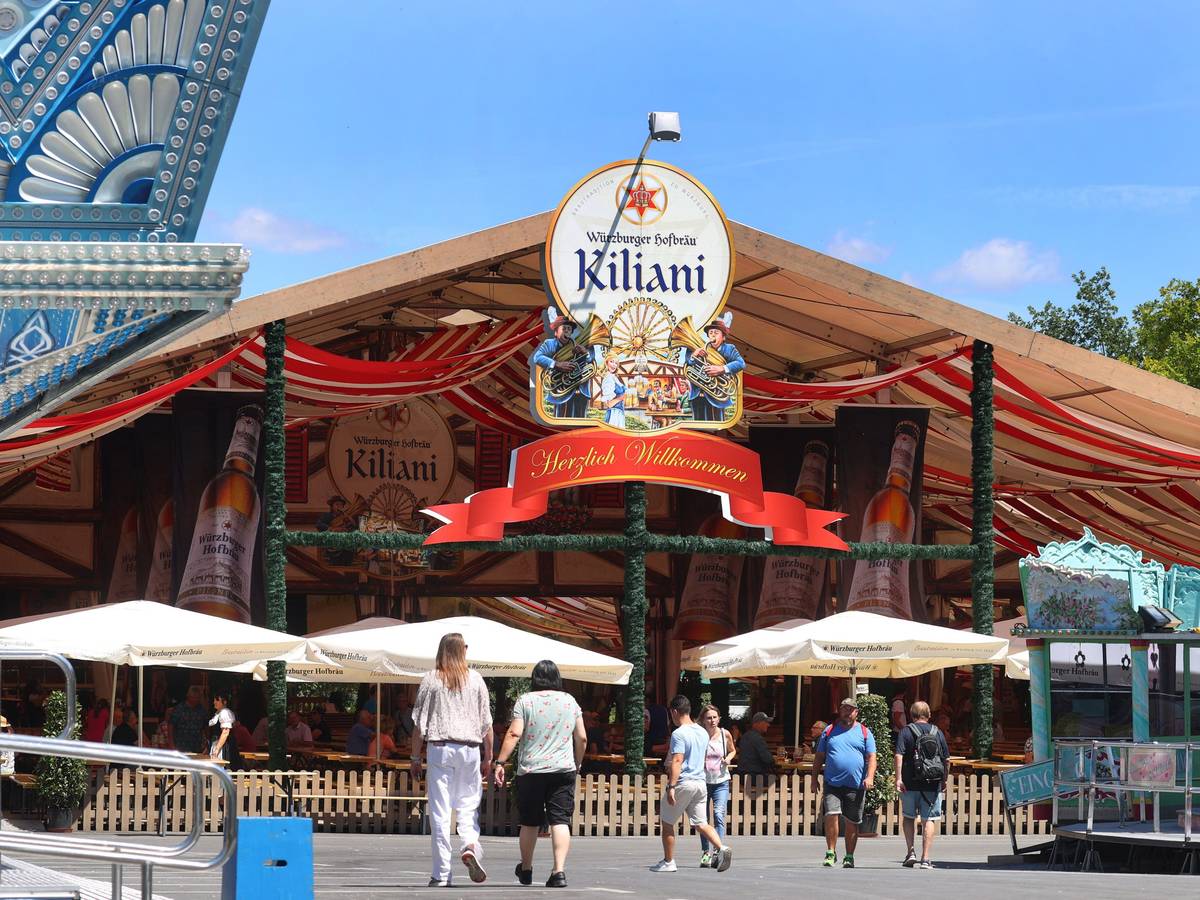 Das an der Vorderseite geöffnete Festzelt des Kiliani-Volksfestes.
