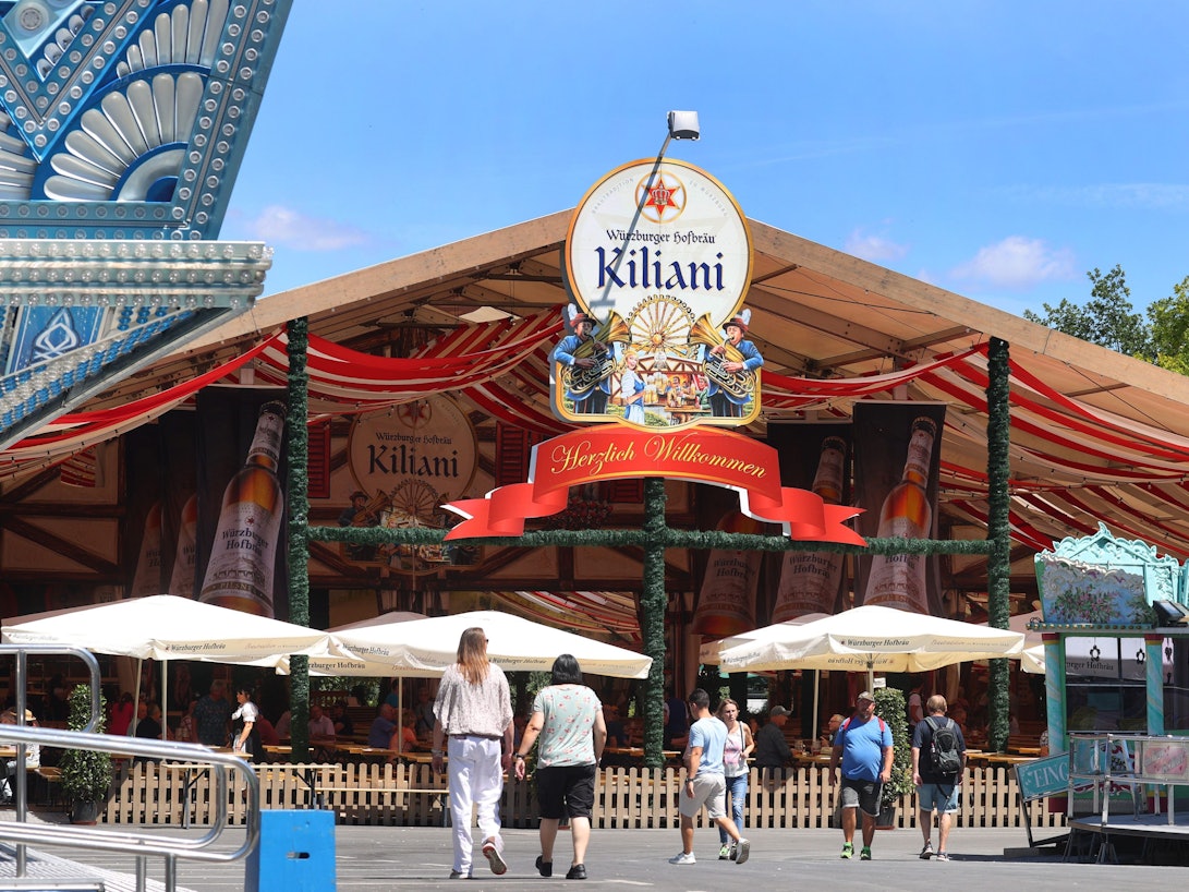 Das an der Vorderseite geöffnete Festzelt des Kiliani-Volksfestes.