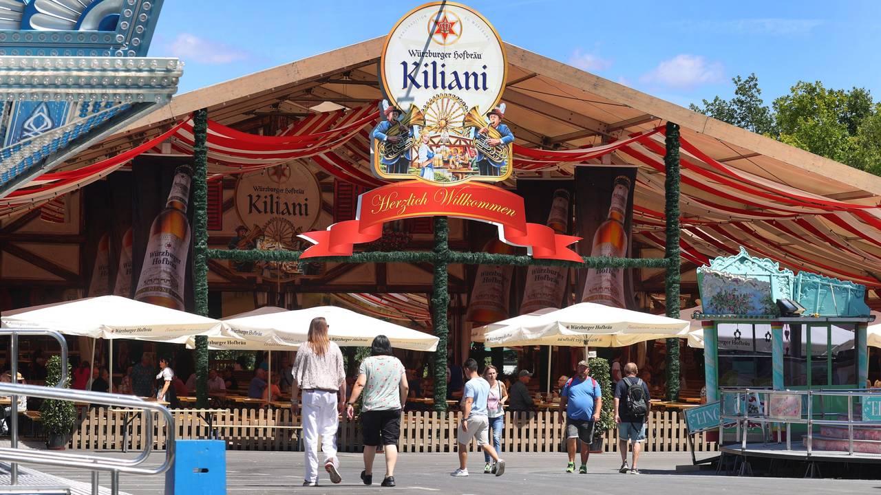 Das an der Vorderseite geöffnete Festzelt des Kiliani-Volksfestes.