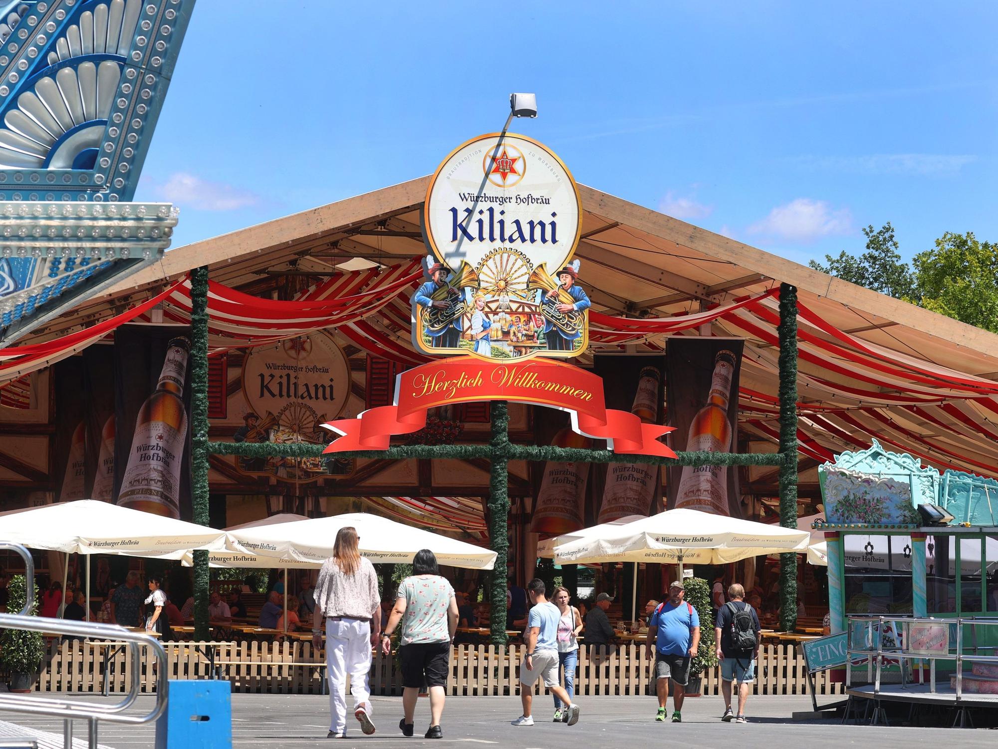 Das an der Vorderseite geöffnete Festzelt des Kiliani-Volksfestes.