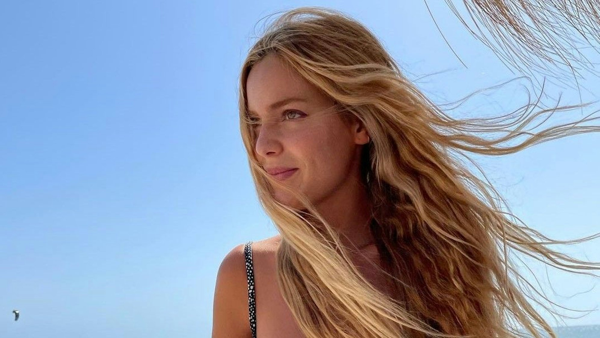 Schauspielerin Alejandra Onieva am 16. Juli 2021 auf einem Urlaubsfoto am Strand, aufgenommen von ihrer Mutter.