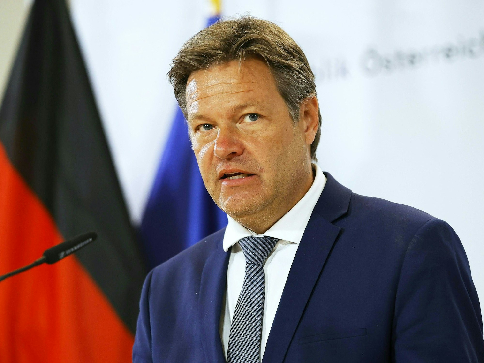 Wirtschaftsminister Habeck hat sich mit dem Coronavirus infiziert. Unser Foto zeigt den Minister am 12. Juli in Wien.