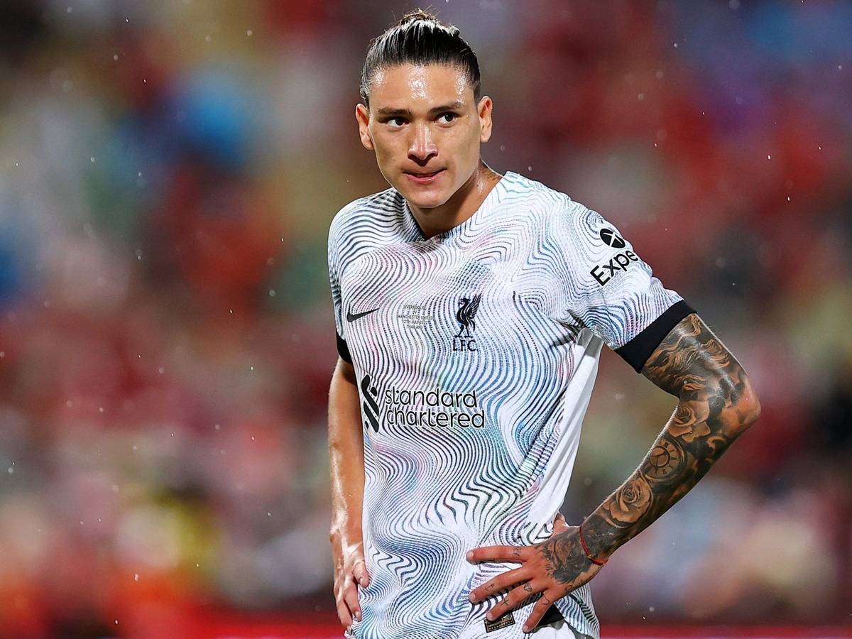 Der geknickte Darwin Núñez nach der deutlichen Niederlage gegen Manchester United beim Debüt für den FC Liverpool