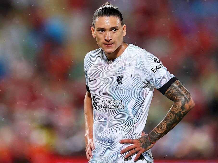 Der geknickte Darwin Núñez nach der deutlichen Niederlage gegen Manchester United beim Debüt für den FC Liverpool