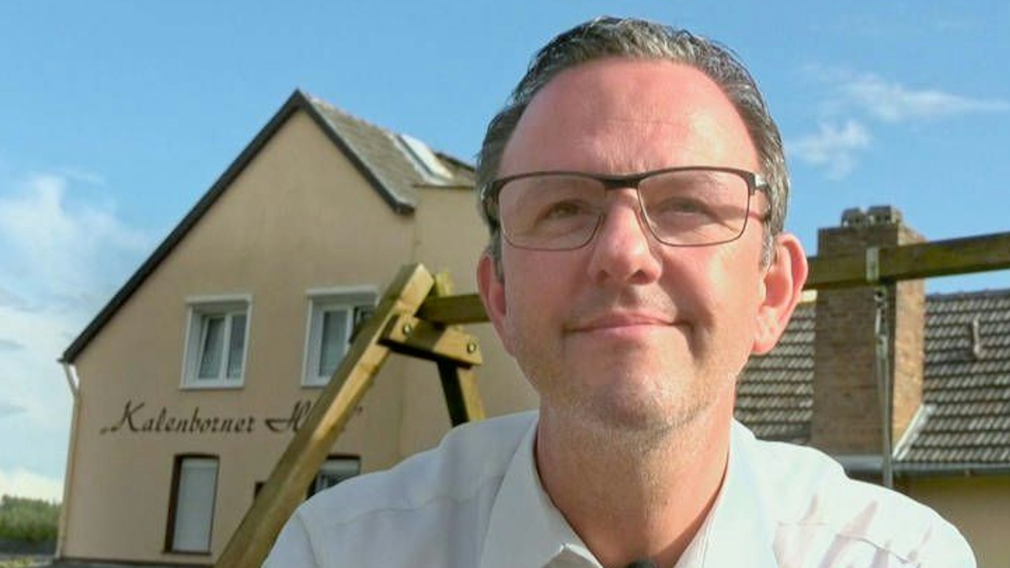 Hotelier Alexander Zimmermann vor seiner Kalenborner Höhe.