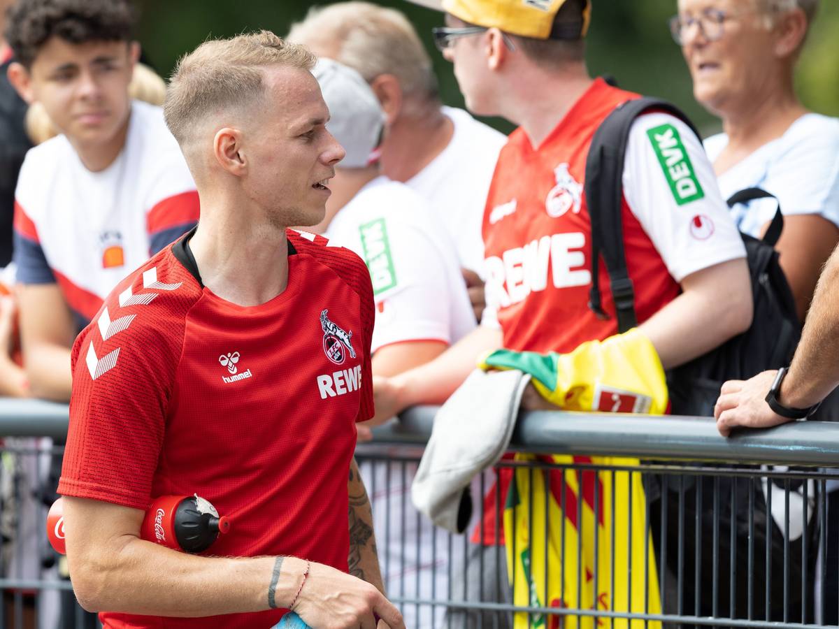Ondrej Duda schrieb nach seinem Trainings-Comeback am Mittwoch (13. Juli 2022) fleißig Autogramme.