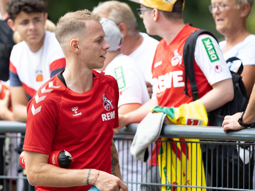 Ondrej Duda schrieb nach seinem Trainings-Comeback am Mittwoch (13. Juli 2022) fleißig Autogramme.