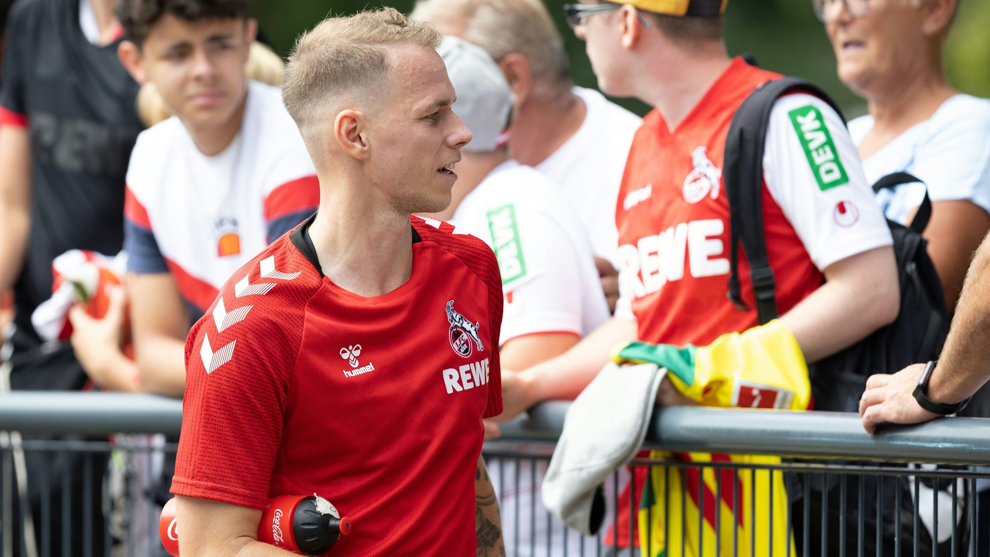 Ondrej Duda schrieb nach seinem Trainings-Comeback am Mittwoch (13. Juli 2022) fleißig Autogramme.