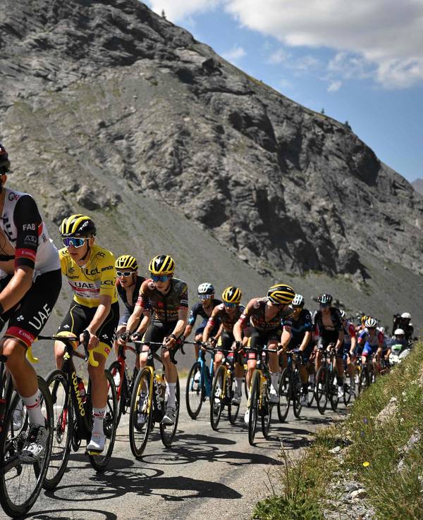 Tadej Pogacar im Gelben Trikot am Col du Granon Serre Chevalier.