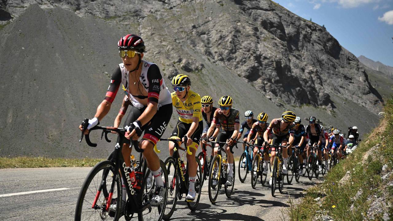Tadej Pogacar im Gelben Trikot am Col du Granon Serre Chevalier.