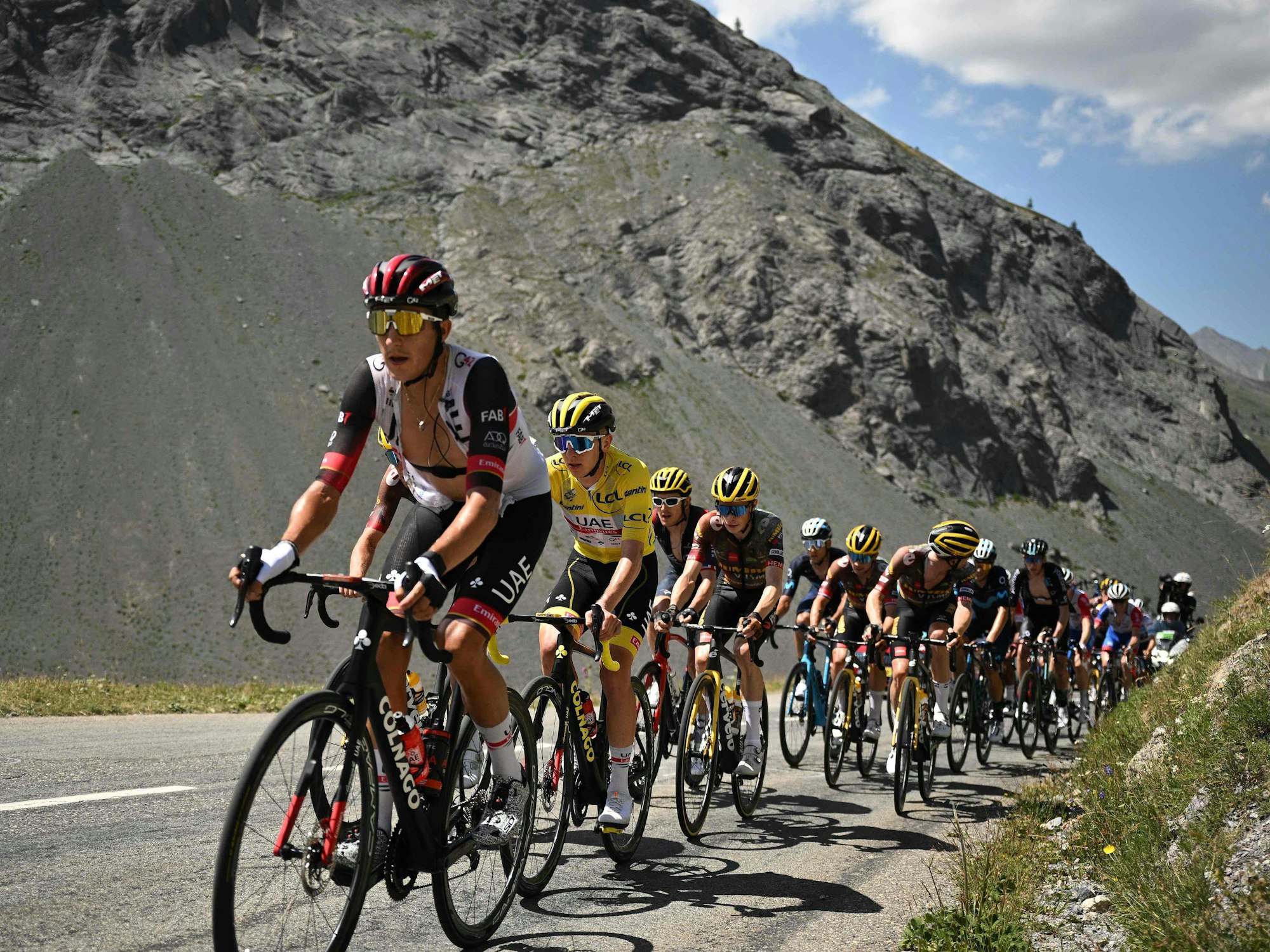 Tadej Pogacar im Gelben Trikot am Col du Granon Serre Chevalier.