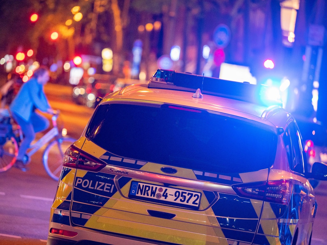 Einsatzauto der Polizei ist auf den Kölner Ringen unterwegs.
