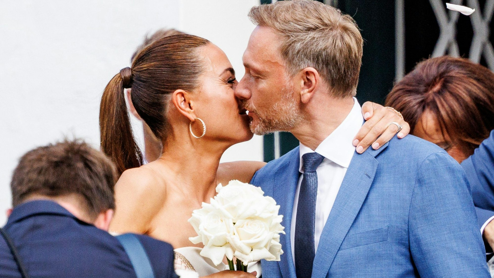 Bundesfinanzminister Christian Lindner und seine Lebensgefährtin Franca Lehfeldt küssen sich auf ihrer Hochzeit