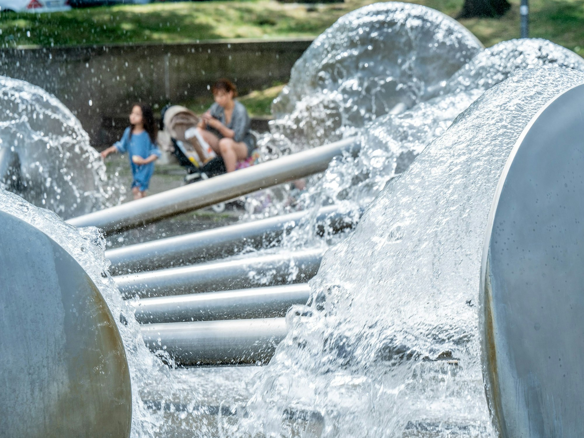 18.06.2022, Köln: Brunnen Ebertplatz. Am bisher heißesten Tag des Jahres suchen die Menschen Abkühlung am Wasser. Foto: Uwe Weiser
