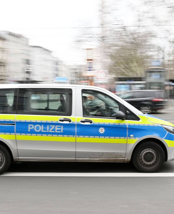 Einsatzfahrzeuge der Polizei am Neumarkt.